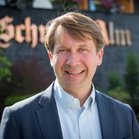 Markus Hann – IPP HOTELS Marketing Director Headshot Siobhan Fajayan headshot